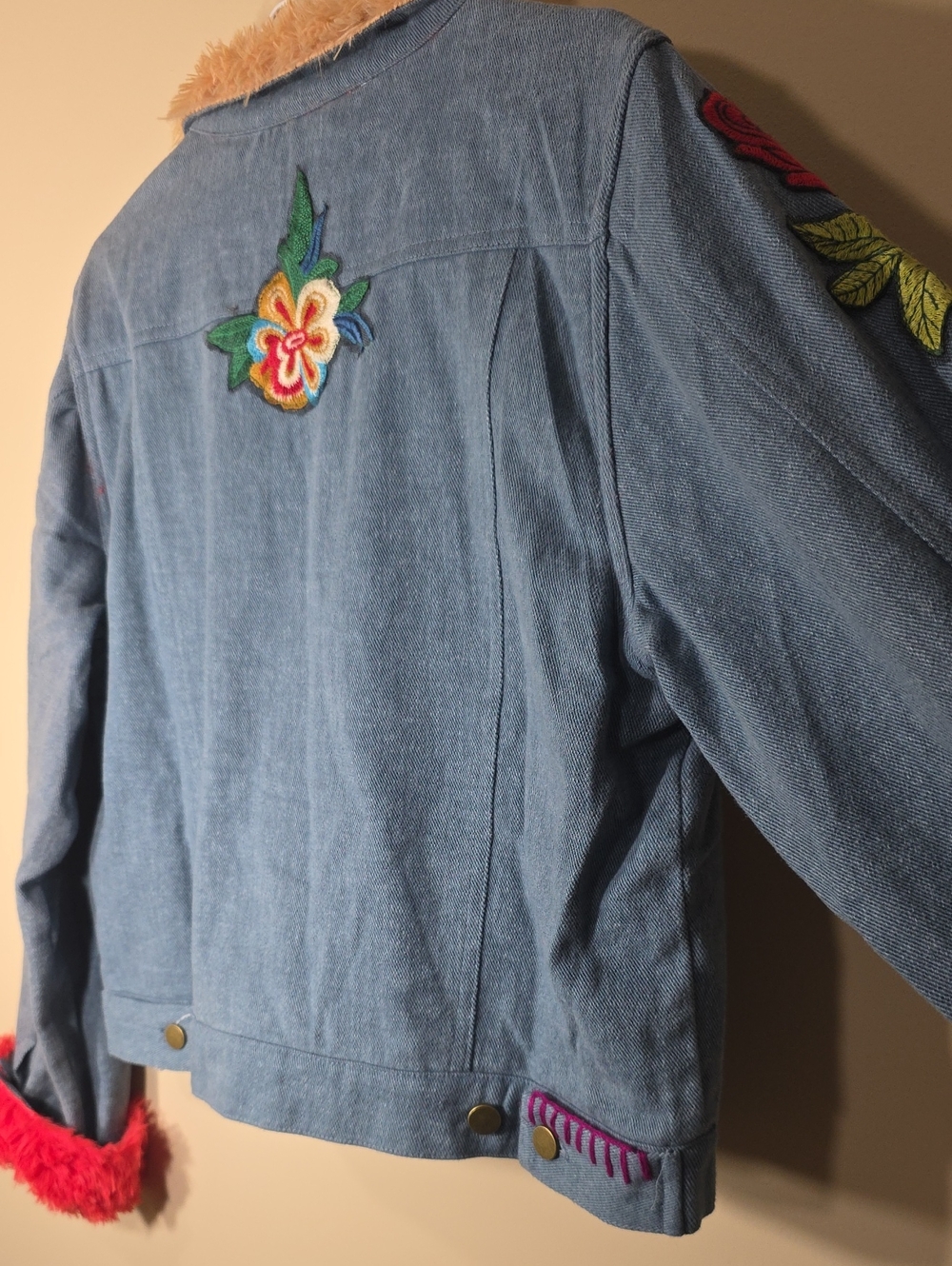 Natural Life NWT Embroidered Faux Fur Boho Denim Jacket Size L - Picture 8 of 8